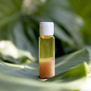 Foto de Óleo Esfoliante com Sal do Himalaia em meio a folhagens verdes