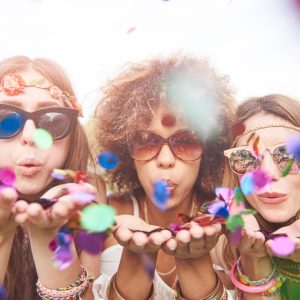 pessoas-jovens-e-alegres-se-divertindo-juntos